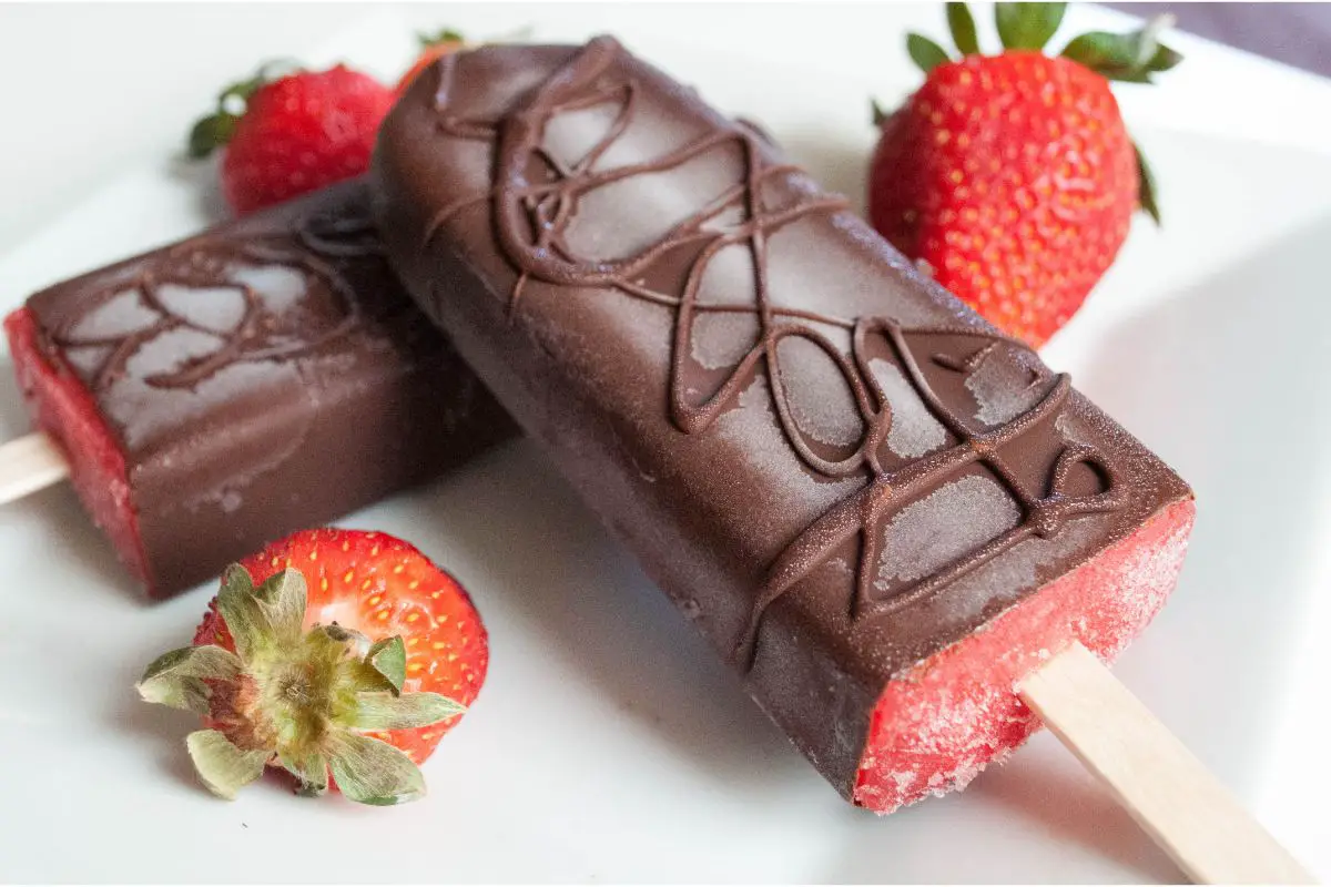 The Tastiest Chocolate Covered Strawberry Popsicles That Are Low Calorie